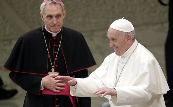 Папа Франциск изгони бившия частен секретар на предшественика си