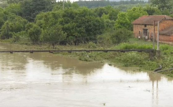 Премиерът при кризисните щабове в Монтана и Враца заради наводненията