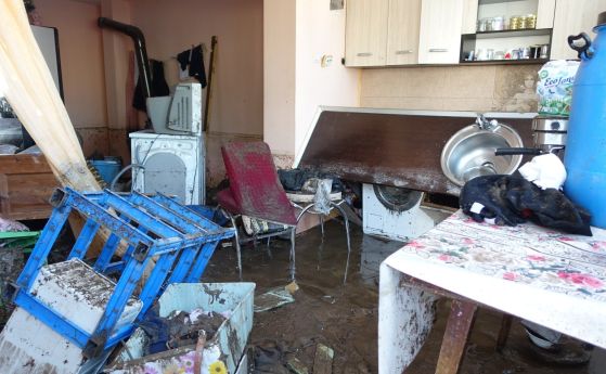 БЧК даде 5 тона почистващи препарати на засегнатите от наводненията