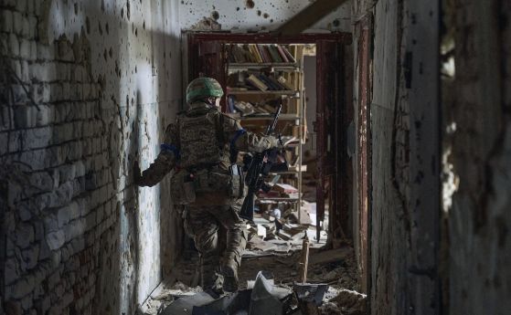 Украински войник проверява сграда в наскоро отвоюваното Благодатне, Донецка област, Украйна, петък, 16 юни 2023 г.