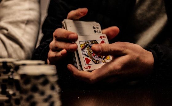 Кои са известните игри с карти в онлайн казината освен покер