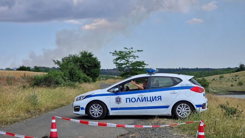 Полиция е отцепила района около взривения склад.