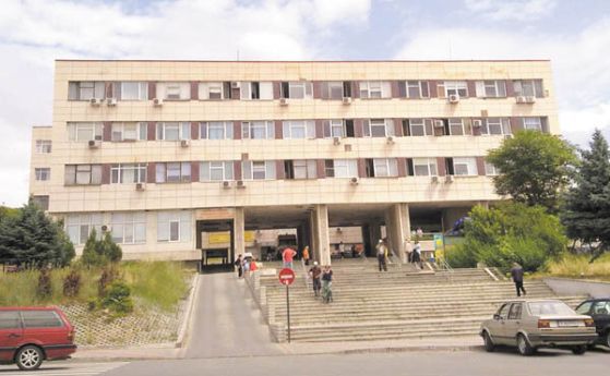 Кракът на приетото с жълтеница бебе е счупен в болницата в Благоевград