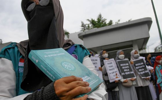 Шведската полиция разреши изгарянето на Корана пред главната джамия в Стокхолм