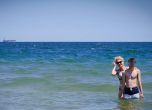 ''Водата е кристално чиста'': Министърът на туризма Зарица Динкова влезе със сина си в Черно море