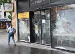 Счупените от протестиращи витрини на магазин във Франция