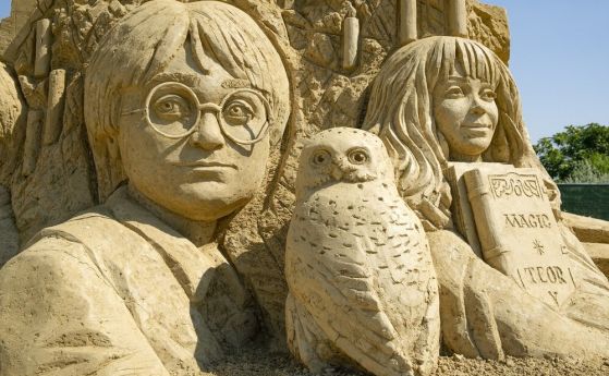 Пясъчното градче в Бургас с образи на Хари Потър и др. герои