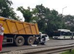 Три деца пострадаха при катастрофа в София, мъж е в тежко състояние