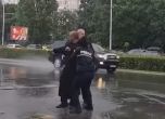 Мъж с расо се хвърли пред кортежа на Зеленски в центъра на София (видео)