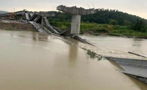 Буря срути новостроящ се мост в Северна Румъния