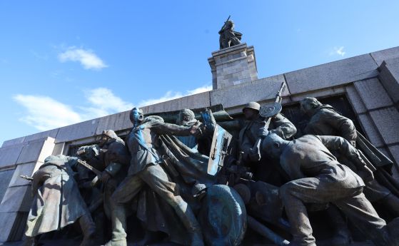 Махнете паметниците в прослава на Съветската армия! Те са фетиши на Путиновата агресия!