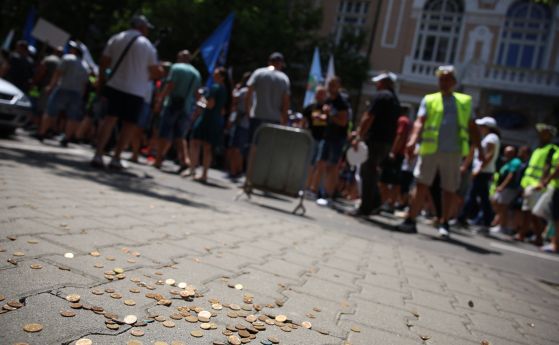 Жълти стотинки за Министерството на финансите бяха приготвили протестиращите полицаи.
