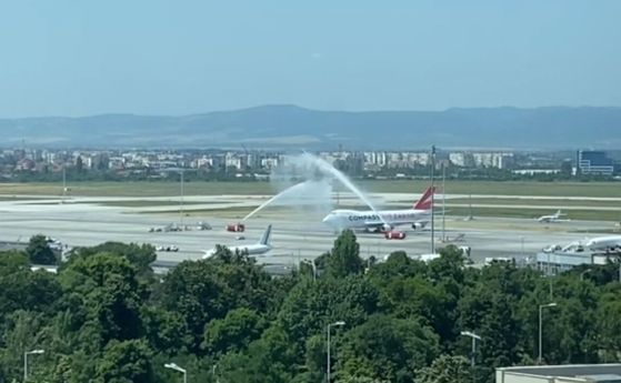 Воден салют посрещна Боинг 747 - най-големият с БГ регистрация (видео)