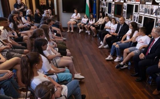 Македония проверява защо деца художници от Битоля са се срещали с Радев