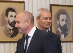 Президентът Румен Радев. Зад гърба му се усмихва Костадин Костадинов