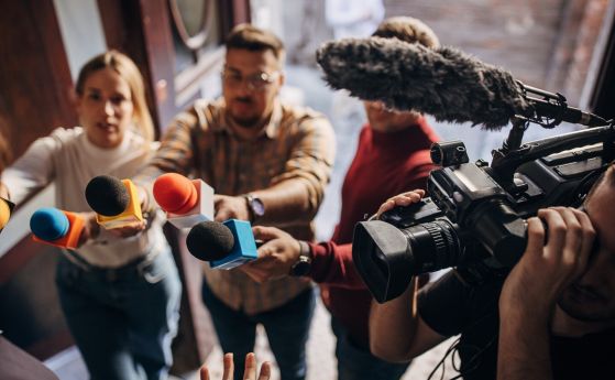 Ниски заплати, токсична среда, корупция и рекет: Българските журналисти все по-често бягат към рекламата и пиара