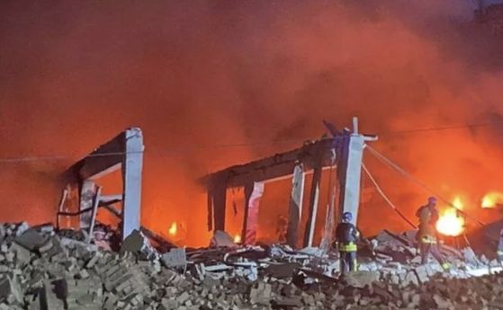 Руски нощен терор в Днепър: Поне 9 ранени цивилни, сред които 2 деца. Ударена е и сграда на СБУ