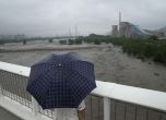 Мъж гледа от мост над пълноводната река Юндин в близост до парка Шоуган, понеделник, 31 юли 2023 г.