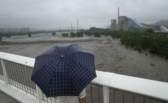 Тайфун прогони десетки хиляди хора от Пекин, отнесе къщи, мостове и реколта