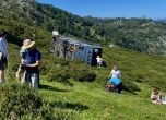 Автобус с туристи се обърна в национален парк в Северна Испания, сред пътниците са 20 деца