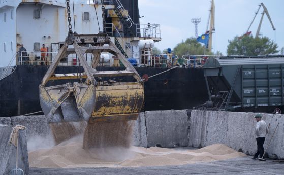 Работници товарят зърно на пристанището в Измаил, Украйна, 26 април 2023 г.