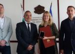 Министърът на културата Кръстю Кръстев изненада с награда Анджела Родел за приноса ѝ за популяризирането на българската култура
