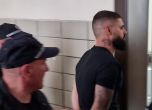 Полицаи водят Георги Николаев към съдебната зала за гледане на мярката му за неотклонение.