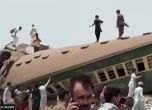 19 загинали, 50 ранени след дерайлиране на влак в Пакистан. Обявено е извънредно положение