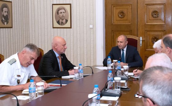 Президентът се срещна с министъра и началника на отбраната