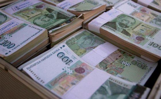 В държавните фирми към икономическото министерство имало заплати над 12 000, режат ги