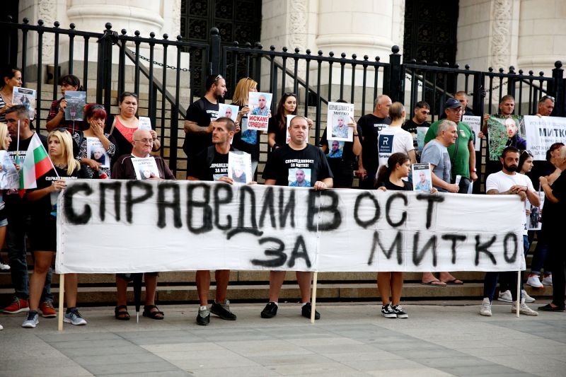 Жители на Цалапица на протест пред Съдебната палата