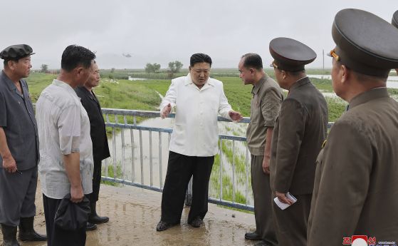 Ким Чен-ун посети военни заводи, иска масово производство