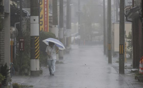 Тайфунът Лан връхлетя Япония, спря влакове и самолети, стотици хиляди са евакуирани