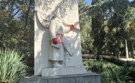 Оцапани в кръв: Ръцете на съветския войник от паметника в Стара Загора