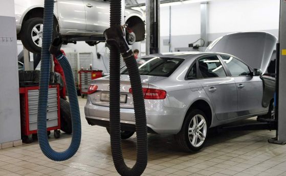 Санкциите работят: BMW и Audi отрязоха руските дилъри от достъп до софтуера си