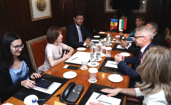 Премиерът Денков на среща с президента Санду в Атина.