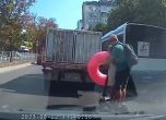 Мъж хвърчи с тротинетка из Варна заедно с дете в розов пояс (видео)