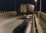 Започна възстановяване на движението по Дунав мост след инцидента с тира
