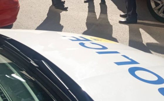 Полицията спря бус с 28 мигранти в Бургас, 2 бременни жени са откарани в болница