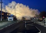 Пожарникари гасят огъня след експлозиите на газстанция в Румъния.