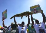Хора демонстрират радост от избора на Мнангава - Крокодила за втори президентски мандат в Зимбабве.