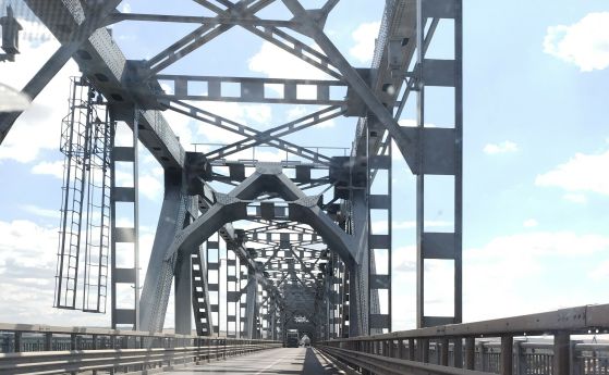 Спират почасово движението по Дунав мост до 31 август