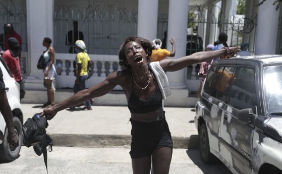 Жена вика, че членове на семейството ѝ са загинали от ръцете на банди по време на протест срещу насилието в Порт-о-Пренс, Хаити, петък, 25 август 2023 г.