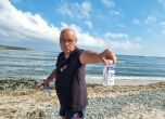 Служител на РЗИ Бургас взема проба за проверка на качеството на водата край Попския плаж.