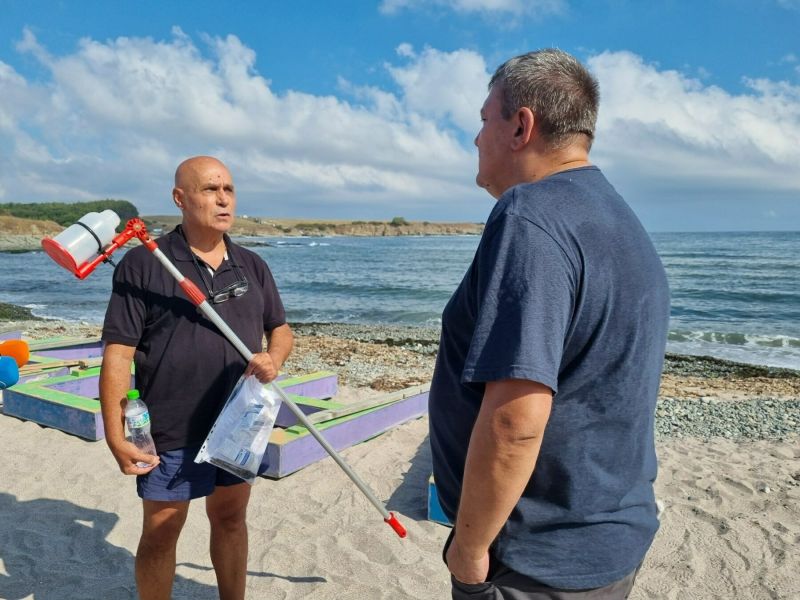 Съвместната проверка между представител на РЗИ Бургас и д-р Сергей Иванов (в гръб) на Попския плаж.