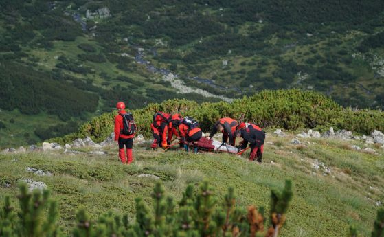 Втори ден спасители издирват мъж и жена в Стара планина