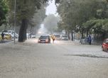 Наводнения в Царево, евакуират хора, издирват мъж, паднал в дере (обновена)