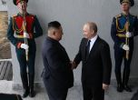 Руският президент Владимир Путин (вдясно) поздравява севернокорейския лидер Ким Чен-ун (вляво) преди среща на 25 април 2019 г. във Владивосток, Русия. Това беше първото посещение на севернокорейския лидер в Русия.