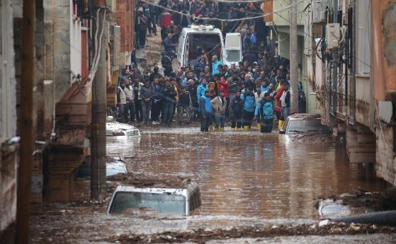 Осем станаха жертвите на наводненията в Турция