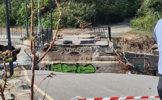 Пропаднал мост в Царево вследствие придошлите води.